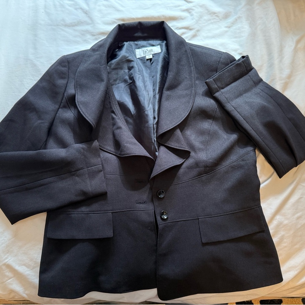 Le Suit Elegant Ruffle Collar Jacket